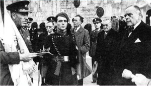 Ο Διοικητής του 1ου Συντάγματος Ευζώνων Αθηνών,  Συνταγματάρχης Ιωάννης Πλυτζανόπουλος, αριστερά, και ο κατοχικός «πρωθυπουργός» Ιωάννης Ράλλης, δεξιά, στο Σύνταγμα