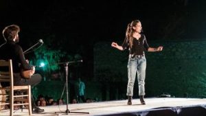 Από την θεατρική παράσταση «Αθηνά Χατζηεσμέρ, ετών 17», που δόθηκε μέσα στο χώρο του Θυσιαστηρίου της Λευτεριάς. Στη σκηνή ο μουσικός Ισίδωρος Πάτερος και η Ηλιάνα Μαυρομάτη. Η φωτό από τον 902.gr.