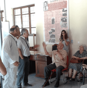 Ο 103χρονος Γιώργος Καφετζής διηγείται τον τραυματισμό του από εγγλέζικο όλμο, έξω από τη Νήαρ Ηστ.