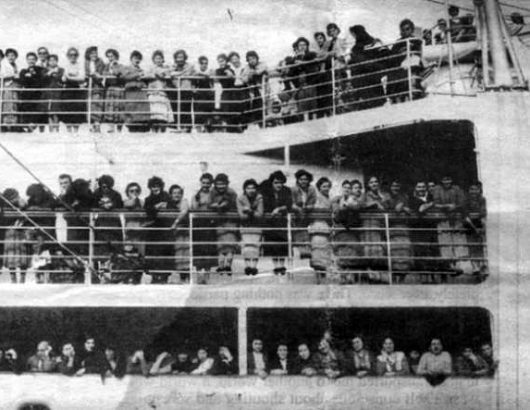 Πλοίο-της-εποχής-με-μετανάστες-που-βλέπουν-για-πρώτη-φορά-τη-νέα-τους-χώρα