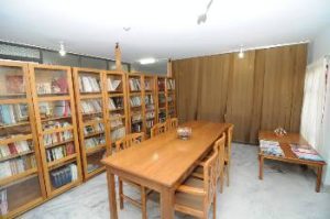 Η βιβλιοθήκη είναι ένας από τους κοινόχρηστους χώρους στο Σπίτι του Αγωνιστή