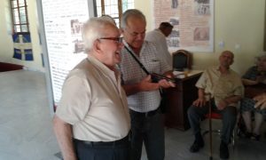 Ο Πρόεδρος του Σπιτιού του Αγωνιστή, Κώστας Μαραγκουδάκης, παραδίνει στον Δήμαρχο Καισαριανής Ηλία Σταμέλο ένα όπλο αντάρτη, για το Μουσείο ΕΑΜικής Εθνικής Αντίστασης.