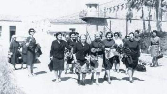Κομμουνίστριες τη μέρα της αποφυλάκισης τους το 1964, έξω από τις φυλακές Αβέρωφ. Στην πρώτη η σειρά η Ιουλία Πλουμπίδη (η γυναίκα του Νίκου Πλουμπίδη), δίπλα της η Αύρα Παρτσαλίδου και η Ρούλα Κουκούλου. Στην τρίτη σειρά διακρίνεται, δεύτερη από αριστερά η Χρυσούλα Γκόγκογλου, στέλεχος του ΚΚΕ.