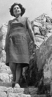 Η Έλλη Παππά μετά την αποφυλάκισή της το 1964.