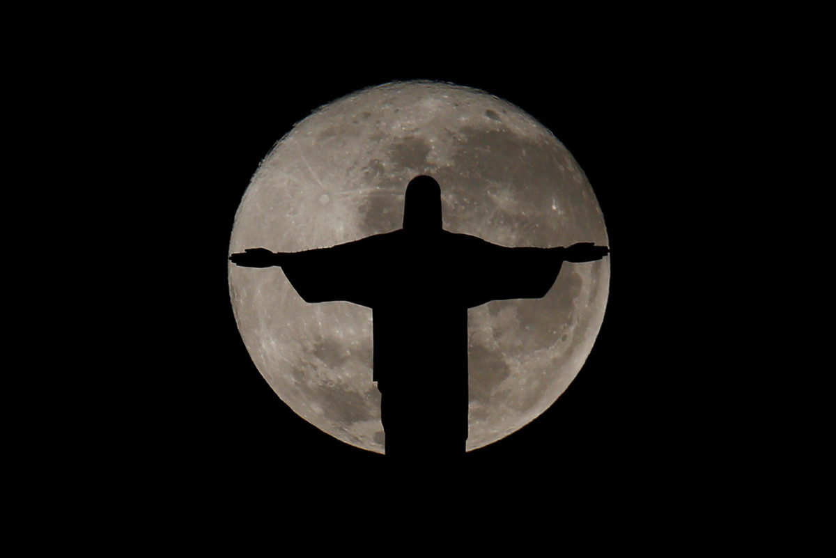The full moon is pictured behind the Christ the Redeemer statue ahead of the 2016 Rio Olympic games in Rio de Janeiro, Brazil, July 19, 2016. REUTERS/Bruno Kelly
