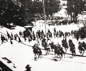 Ιταλοί έφιπποι Καραμπινιέροι χτυπούν διαδήλωση στο Σύνταγμα, στις 23 Μάρτη του 1942.