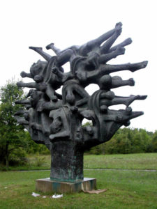 Το μνημείο «Εκατό για έναν»  του γλύπτη Nándor Glid , χάλκινο, 1980. 