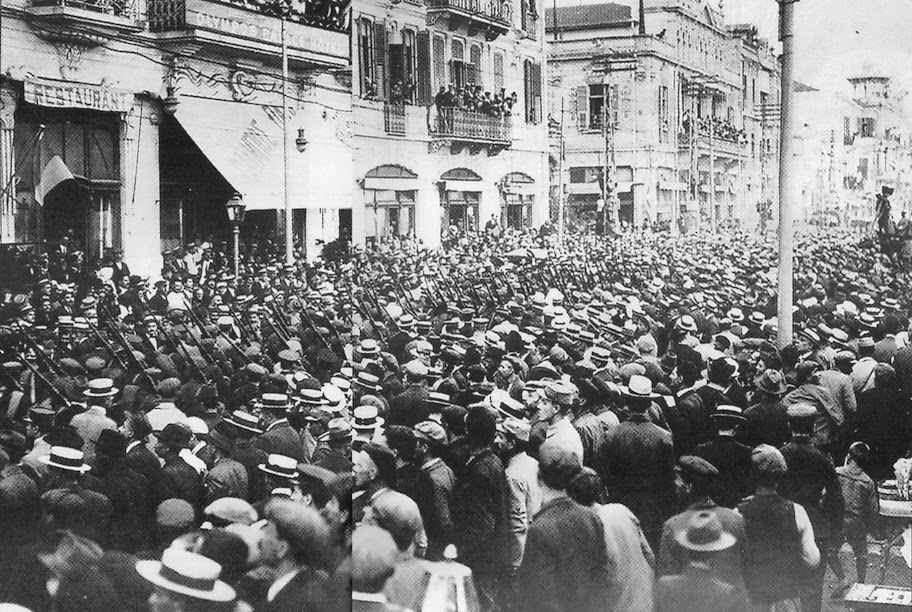 Οι δυνάμεις της «Εθνικής Άμυνας» παρελαύνουν στη Θεσσαλονίκη. Ήταν το προανάκρουσμα της συμμετοχής της χώρας στο Α΄ Παγκόσμιο Πόλεμο, στο πλευρό της Αντάντ.