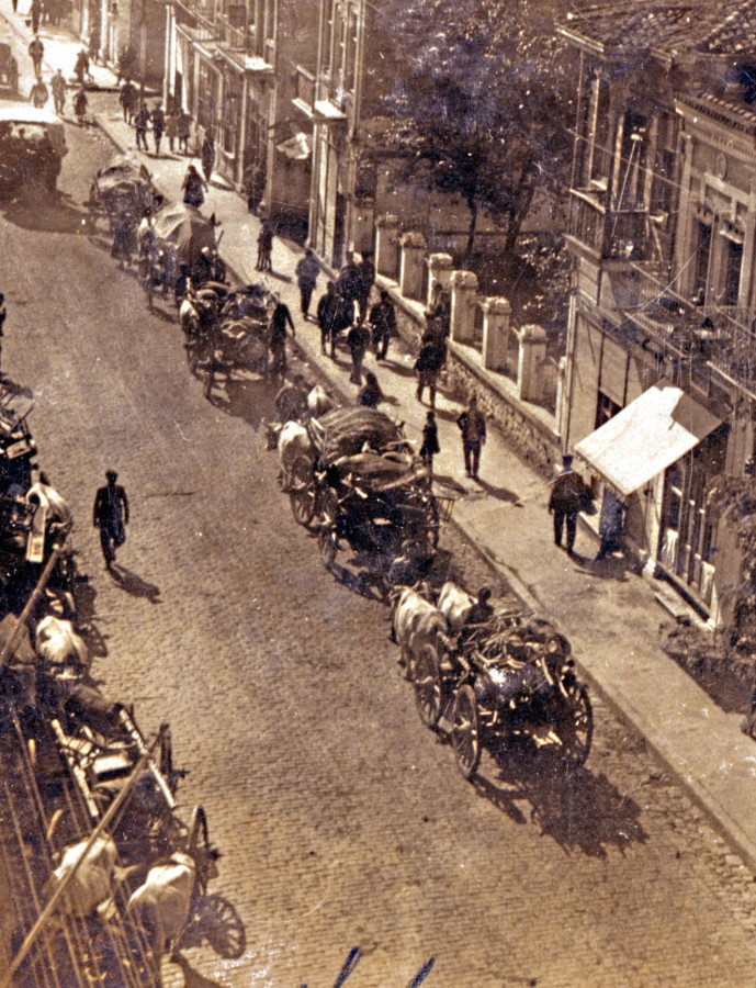 Τά φορτωμένα κάρα των Ελλήνων που εγκαταλείπουν την Αδριανούπολη περνοῦν μέσα ἀπό την πόλη. (Ἀρχές Ὀκτωβρίου 1922)