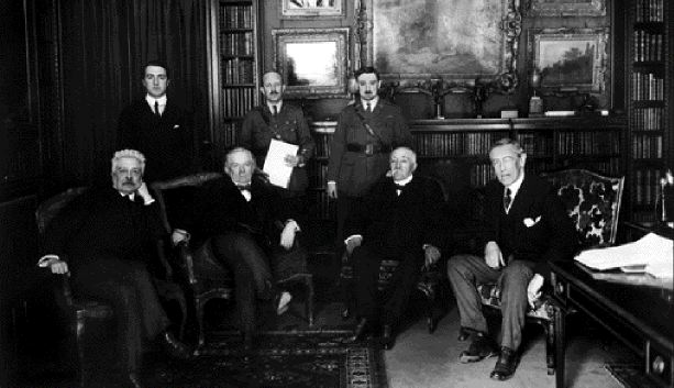 ι ηγέτες των Συμμάχων στη Συνδιάσκεψη των Παρισίων. Από αριστερά: Βιτόριο Ορλάντο, Ντέιβιντ Λόιντ Τζορτζ, Ζορζ Κλεμανσό και Γούντροου Γουίλσον