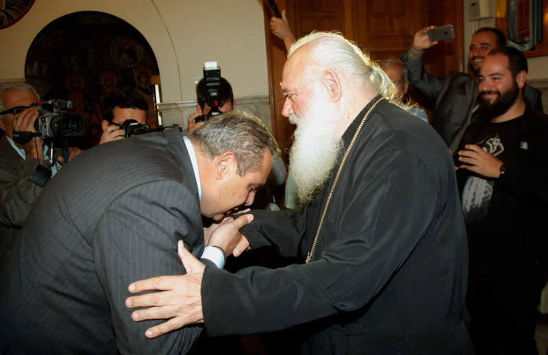 Ο στρατηγός Καμμένος με πολιτικά αυτή τη φορά σε ειρηνευτική αποστολή. Μεταφέρει στον αρχιεπίσκοπο τους όρους παράδοσης της κυβέρνησης Τσίπρα μετά το «αμάρτημα» του Φίλη. Πριν από το χειροφίλημα ο ευσεβής υπουργός Άμυνας έκανε «μετάνοια» στον αρχιεπίσκοπο σκύβοντας τόσο που το μέτωπό του έφτασε στο δάπεδο του προθαλάμου του αρχιεπισκοπικού γραφείου.