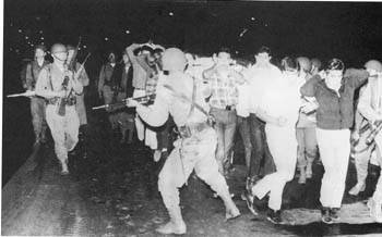 2 Οκτώβρη 1968. Η νύχτα της μεγάλης σφαγής. Στρατιώτες περικυκλώνουν τους φοιτητές - διαδηλωτές/
