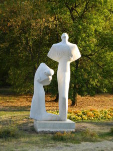 Το Μνημείο «Πόνος και Περιφρόνηση»,  είναι το πρώτο μνημείο που χτίστηκε στο πάρκο το 1959. Το έργο του γλύπτη Ante Gržetić . Χτίστηκε στη θέση όπου στις 21 Οκτώβρη 1941 εκτελέστηκε στην Sumarice η μόνη γυναίκα, η Nada Naumović .