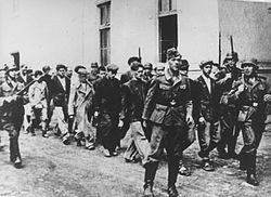 Γερμανοί συνοδεύουν ανθρώπους από το Κραγκούγιεβατς και τις γύρω περιοχές προς εκτέλεση.