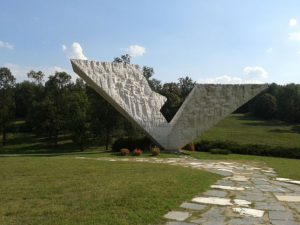 Μνημείο εκτελεσθέντων μαθητών και καθηγητών «Η διακοπείσα πτήση» είναι έργο του γλύπτη Μίοντραγκ Ζίβκοβιτς , δημιουργήθηκε από σκυρόδεμα το 1963. Βρίσκεται στην περιοχή όπου εκτελέστηκε η μεγαλύτερη ομάδα φοιτητών μαζί με 18 καθηγητές.