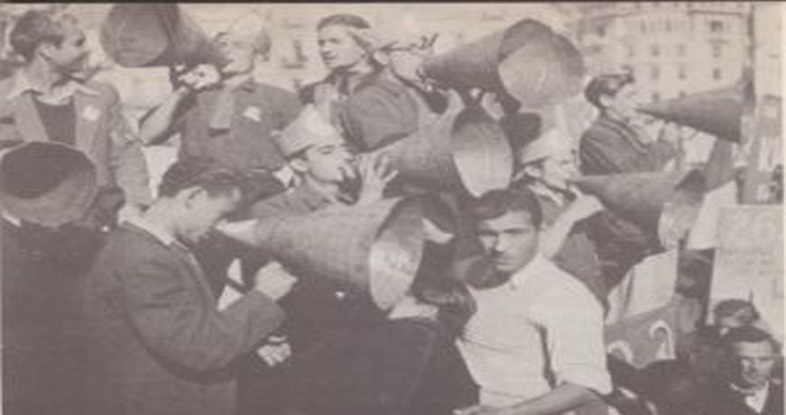 Νέοι-διαλαλούν-με-χωνιά-τη-μεγάλη-χαρά-του-ελληνικού-λαού.-300×224