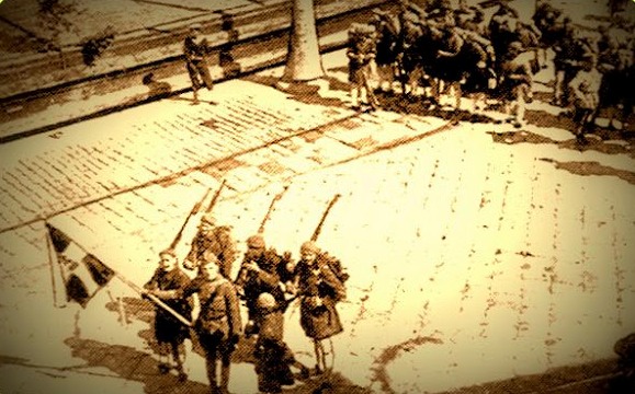 2 Μαΐου 1919. Η σημαία του 1/38 Συντάγματος Ευζώνων αποβιβάζεται στην προκυμαία της Σμύρνης.