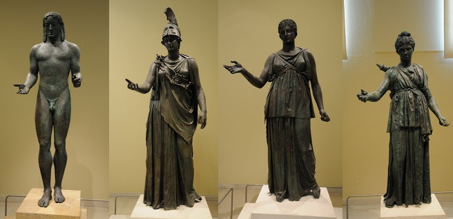 Τα χάλκινα αγάλματα του Αρχαιολογικού Μουσείου Παιραιά. Από αριστερά ο Κούρος του Απόλλωνα, η Αθηνά, και δίπλα τους τα δυο αγάλματα της Αρτέμιδας