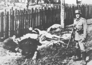 Κράλιεβο. Οκτώβρης 1941.Με φόντο τους εκτελεσμένους.