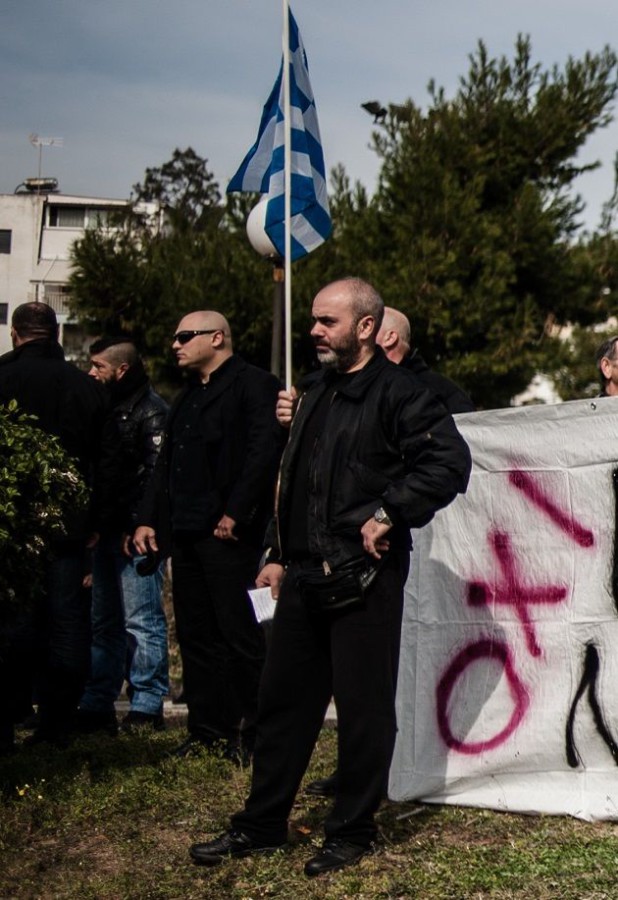 Αριστερά από τον Γερμενή ο Αναστάσιος Πανταζής, κατηγορούμενος ως επικεφαλής των επιθέσεων στους συνδικαλιστές τους ΠΑΜΕ και στους Αιγύπτιους αλιεργάτες και δεξιά του ο νυν πυρηνάρχης Περάματος Περικλής Μουλιανάκης | VICE / Φώτης Πλέγας