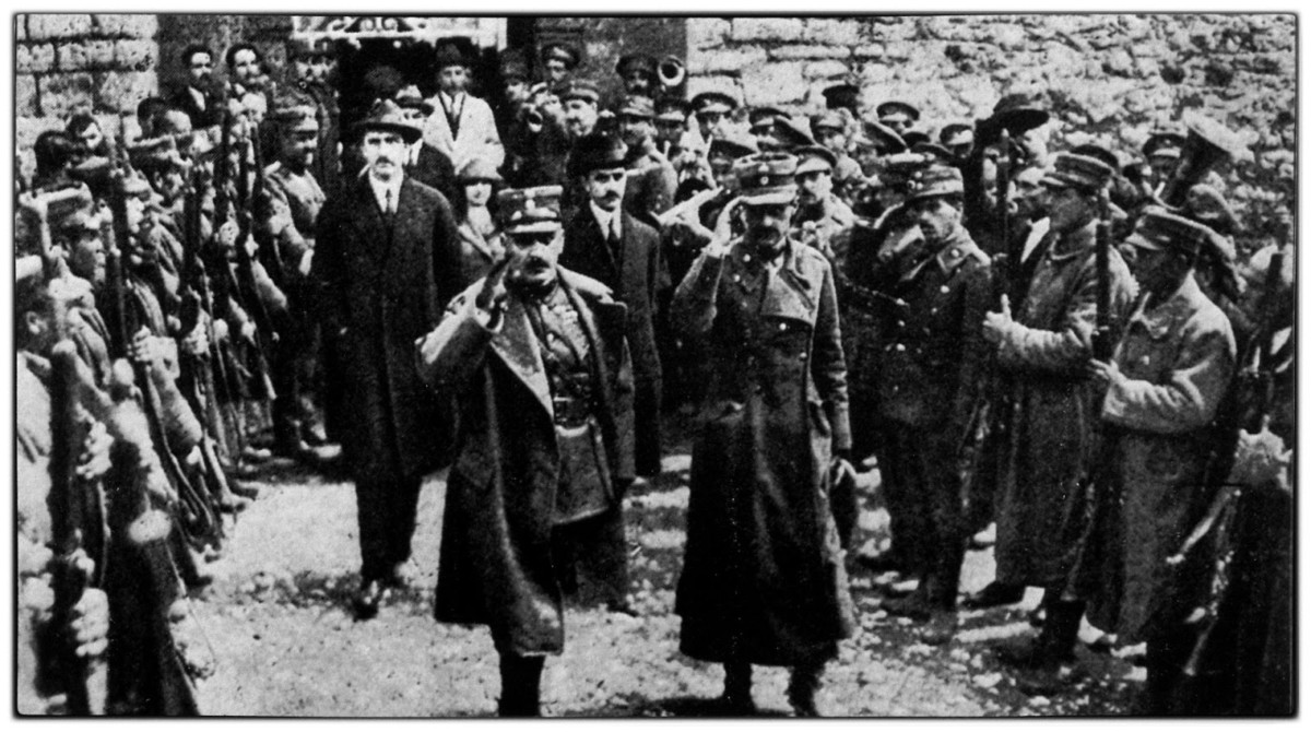 Πλαστήρας και Γονατάς, οι δύο ηγέτες του στρατιωτικού κινήματος το 1922. Πίσω τους ο Γεώργιος Παπανδρέου που εμφανιζόταν τότε ως πολιτικός σύμβουλος των επαναστατών.