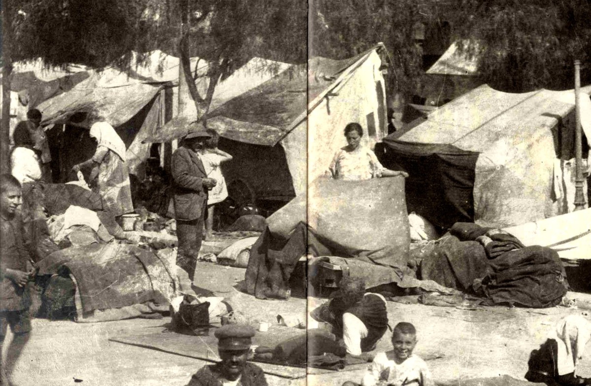 Πρόχειρος καταυλισμός προσφύγων στο κέντρο του Πειραιά