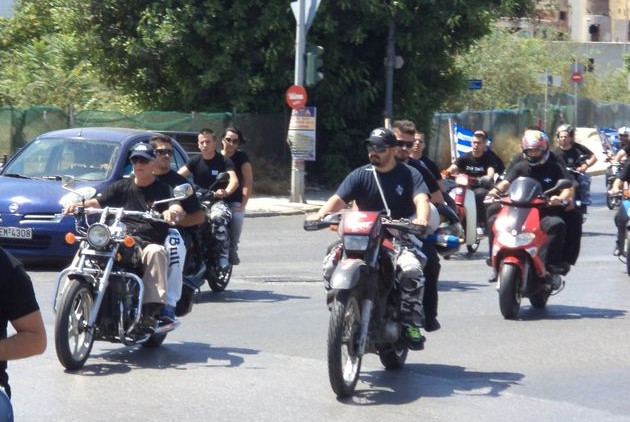 Πριν και κατά τη διάρκεια της επίθεσης στους συνδικαλιστές του ΠΑΜΕ, ο Λαγός συνομιλεί με αριθμό του οποίου κάνει χρήση ο Αναστάσιος Πανατζής (συνεπιβάτης στην πρώτη μηχανή από αριστερά) και με τον πυρηνάρχη Νίκαιας Γεώργιο Πατέλη (οδηγός στη δεύτερη)