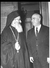 Ο Παττακός διατηρούσε πάντα ισχυρότατους δεσμούς με την «Δεξιά του Κυρίου». Εδώ με τον αρχιπίσκοπο της χούντας, Ιερώνυμο Κοτσώνη