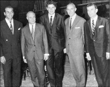 Οι συντελεστές του «Άξιον Εστί» μετά την πρεμιέρα στο «Ρεξ» (19 Οκτωβρίου 1964). Από αριστερά: Θόδωρος Δημήτριεφ, Οδυσσέας Ελύτης, Μίκης Θεοδωράκης, Μάνος Κατράκης, Γρηγόρης Μπιθικώτσης.