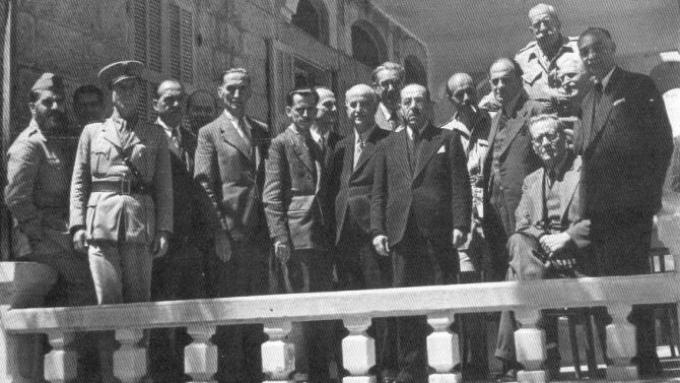 Μέλη της ελληνικής αντιπροσωπείας στη διάσκεψη του Λιβάνου στο κέντρο ο Αλ. Σβώλος, πρόεδρος της ΠΕΕΑ. Δίπλα του ο Πέτρος Ρούσσος και πίσω του ο Μιλτιάδης Πορφυρογένης