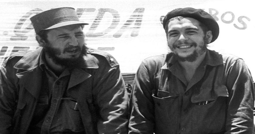 Kubas Ministerpräsident Fidel Castro und Ernesto "Che" Guevara, Präsident der kubanischen Nationalbank, sehen auf dem Fliegerstützpunkt San Julian einer Bauern-Militärparade zu. Aufnahme vom 21.08.1960.