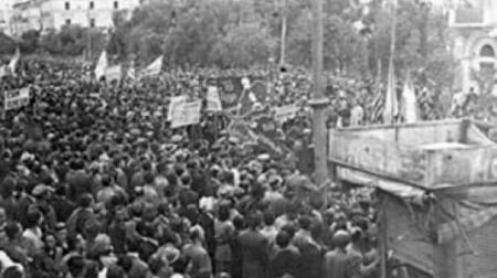Μέρος της συγκέντρωσης στο Σύνταγμα για την Απλευθέρωση, όπου μίλησε ο Γ. Παπανδρέου