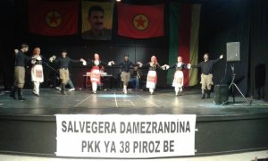 Το χορευτικό συγκρότημα του Συλλόγου Κρητών Ζωγράφου «Ο Καζαντζάκης», που τίμησε με τους χορούς του τις εορταστικές εκδηλώσεις του Πολιτιστικού Κέντρου Κουρδιστάν για τα 38 χρόνια του PKK, στην Αλκυονίδα.