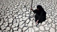 Adilla-Finchaan-50-checks-her-land-in-Al-Latifiyah-Iraq-July-9-2009.-A-two-year-drought-and-dams-in-Syria-and-Turkey-have-helped-shrink-the-Euphrates-River.-Hadi-Mizban-AP