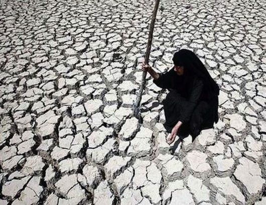Adilla-Finchaan-50-checks-her-land-in-Al-Latifiyah-Iraq-July-9-2009.-A-two-year-drought-and-dams-in-Syria-and-Turkey-have-helped-shrink-the-Euphrates-River.-Hadi-Mizban-AP