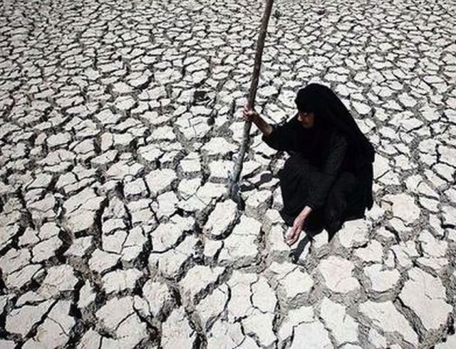 Adilla-Finchaan-50-checks-her-land-in-Al-Latifiyah-Iraq-July-9-2009.-A-two-year-drought-and-dams-in-Syria-and-Turkey-have-helped-shrink-the-Euphrates-River.-Hadi-Mizban-AP