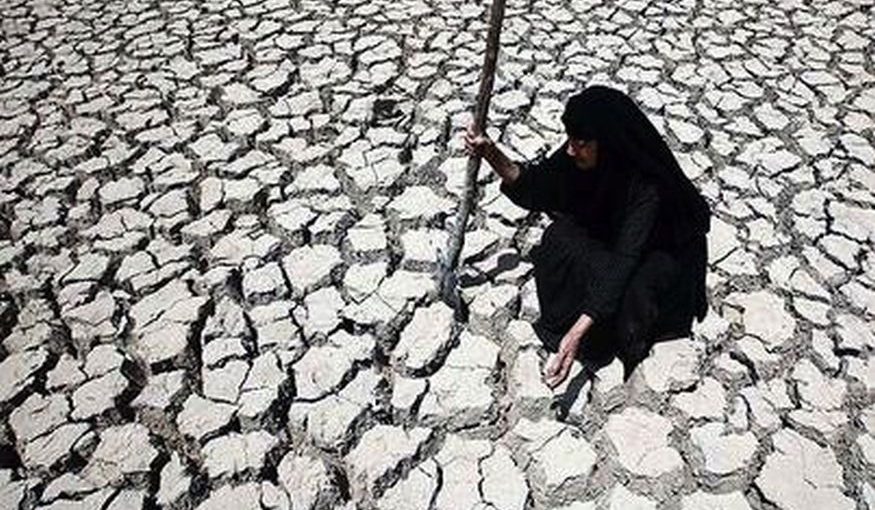 Adilla-Finchaan-50-checks-her-land-in-Al-Latifiyah-Iraq-July-9-2009.-A-two-year-drought-and-dams-in-Syria-and-Turkey-have-helped-shrink-the-Euphrates-River.-Hadi-Mizban-AP