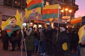 Από τις εκδηλώσεις των Κούρδων στην Φραγκφούρτη, για τα 38 χρόνια του PKK, όπου ταυτόχρονα διαδήλωσαν ζητώντας την άμεση άρση της απαγόρευσης των δραστηριοτήτων του PKK στη Γερμανία.