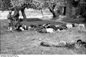 Εδώ ο ναζί ρίχνει την χαριστική βολή στους εκτελεσμένους (Χριστίνα Λούπα, «Δείτε καρέ – καρέ τη σφαγή στο Κοντομαρί Χανίων από τους Γερμανούς – Η ιστορία του Franz Peter Weixler», http://tvxs.gr)
