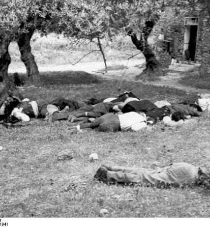 Εδώ ο ναζί ρίχνει την χαριστική βολή στους εκτελεσμένους (Χριστίνα Λούπα, «Δείτε καρέ – καρέ τη σφαγή στο Κοντομαρί Χανίων από τους Γερμανούς – Η ιστορία του Franz Peter Weixler», http://tvxs.gr)