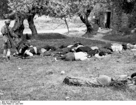 Εδώ ο ναζί ρίχνει την χαριστική βολή στους εκτελεσμένους (Χριστίνα Λούπα, «Δείτε καρέ – καρέ τη σφαγή στο Κοντομαρί Χανίων από τους Γερμανούς – Η ιστορία του Franz Peter Weixler», http://tvxs.gr)
