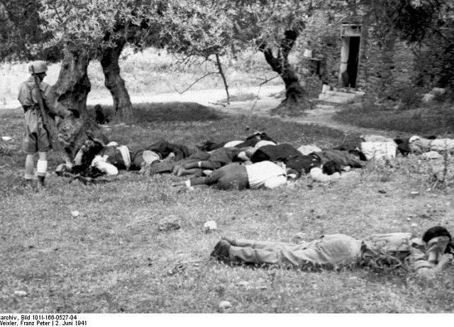 Εδώ ο ναζί ρίχνει την χαριστική βολή στους εκτελεσμένους (Χριστίνα Λούπα, «Δείτε καρέ – καρέ τη σφαγή στο Κοντομαρί Χανίων από τους Γερμανούς – Η ιστορία του Franz Peter Weixler», http://tvxs.gr)