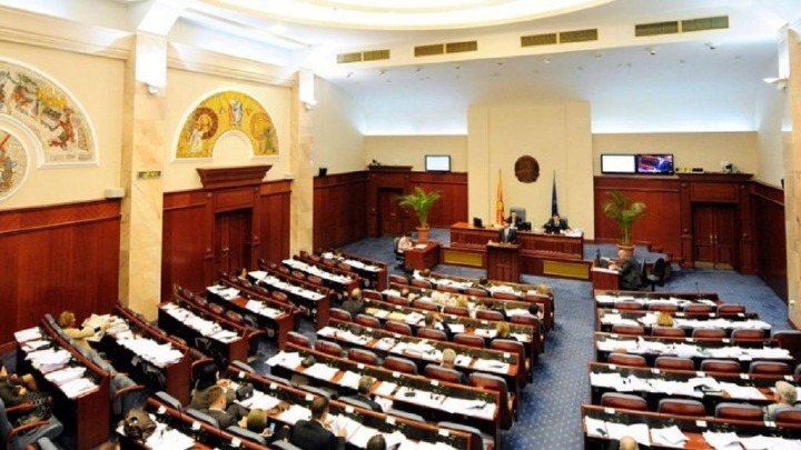 w05-151513Fyromparliament2