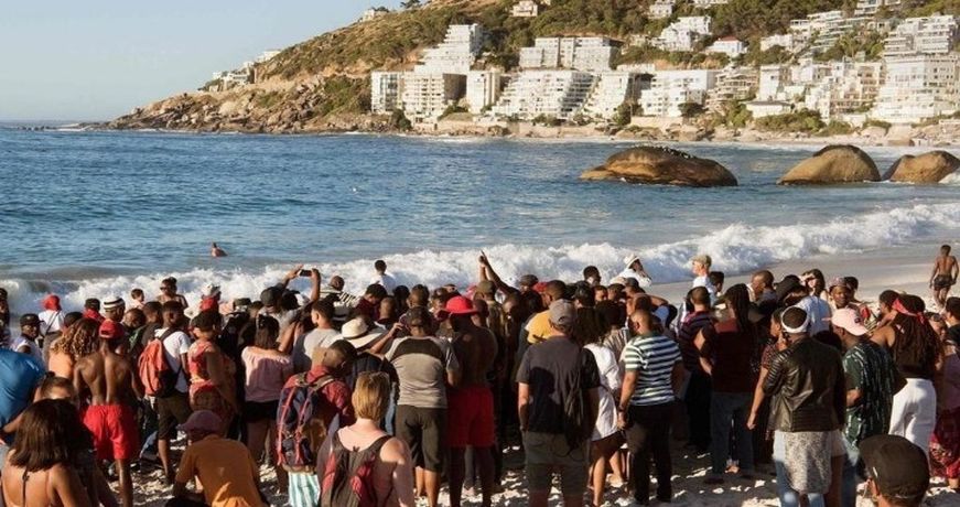 Τεράστια μαύρη λεία σκατά