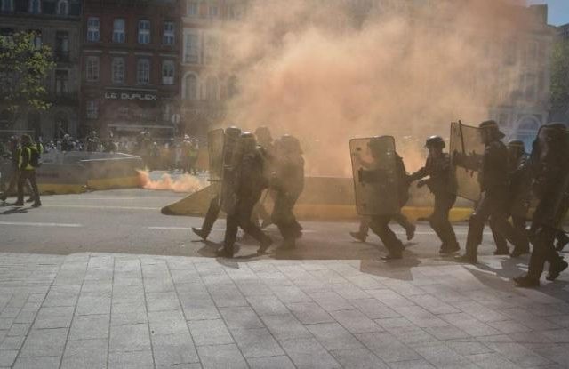 2019_04_13_police_square_up_aginst_yellow_vest_protesters_in_toulouse