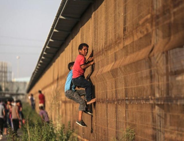 gaza-climbing-fence