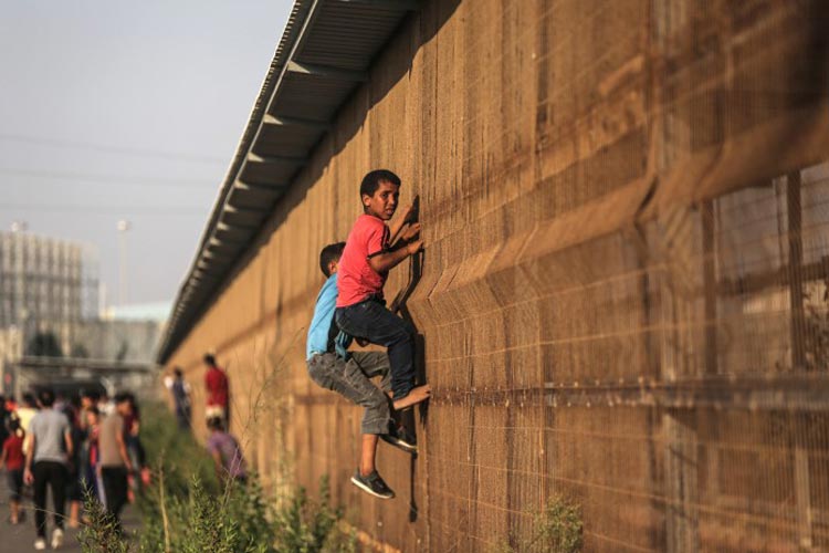 gaza-climbing-fence