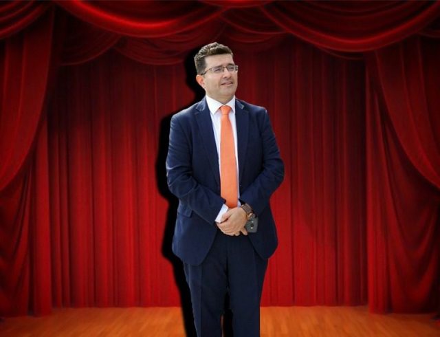 tsakiris_theatro