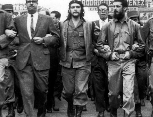 castro-and-guevara-marching_0-1140×620