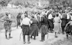 Κοντομαρί 2 Ιούνη 1941. Οι Γερμανοί συγκεντρώνουν τους κατοίκους και λίγο αργότερα διαλέγουν και εκτελούν 25 από αυτούς. (φωτ. Φραντς Πέτερ Βάιξλερ – συλλογή Β. Μαθιόπουλου)